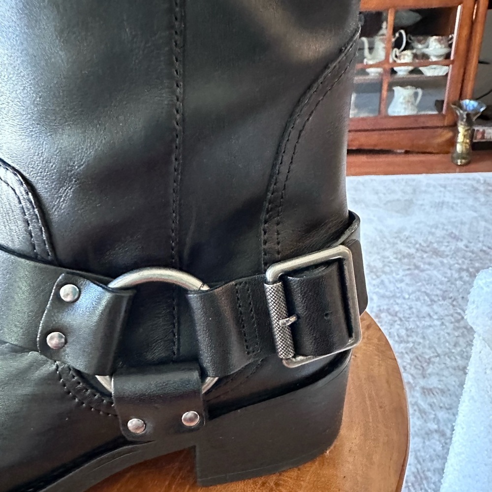 Black Heeled leather Boots - Picture 3 of 9